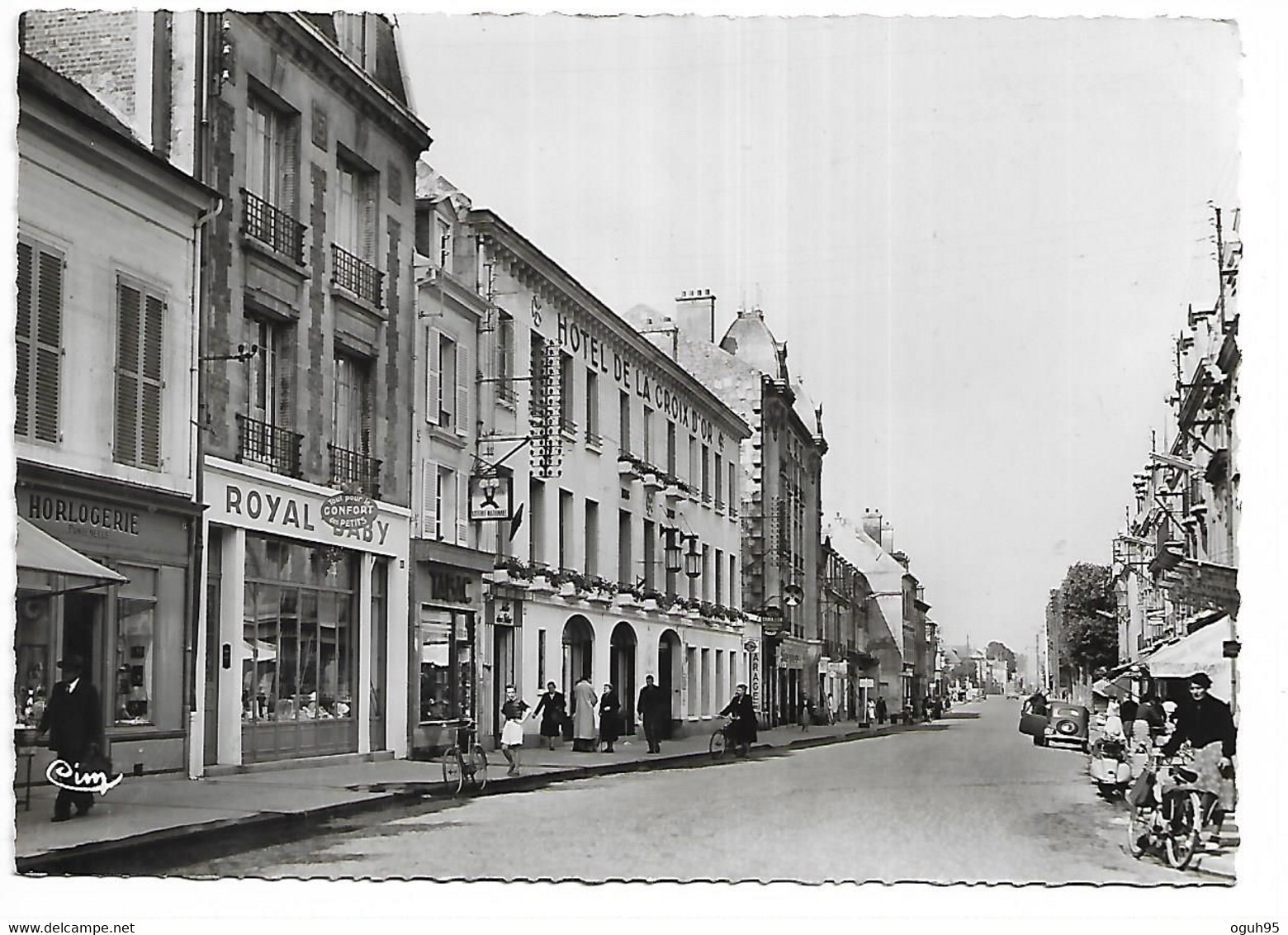 02 - SOISSONS - La Rue St Christophe Et L'Hôtel De La Croix D'Or  (Commerces) - Soissons