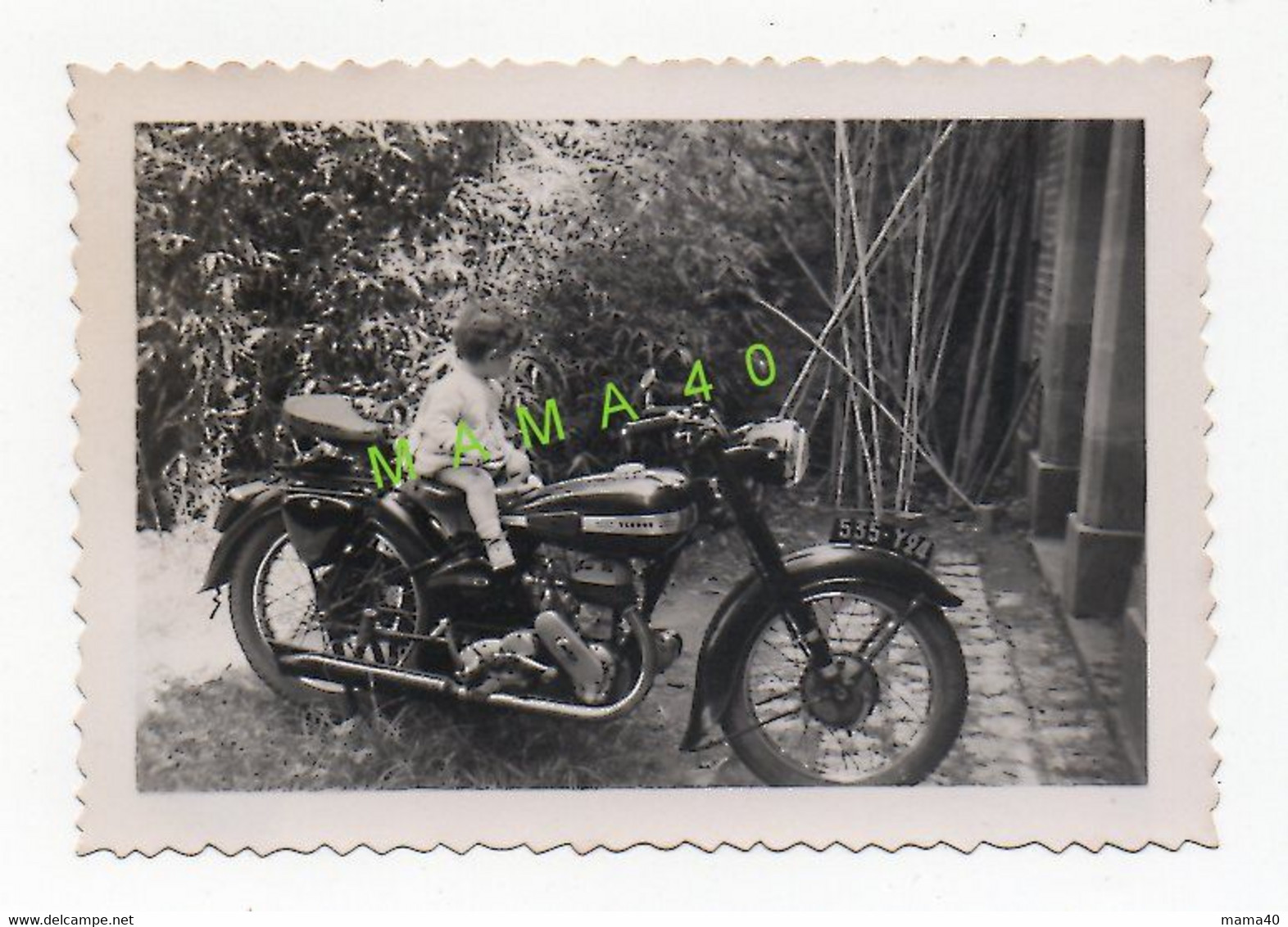 PHOTO DE 1953 - JACQUES 11 MOIS SUR UNE MOTO MARQUE TERROT - Anonyme Personen