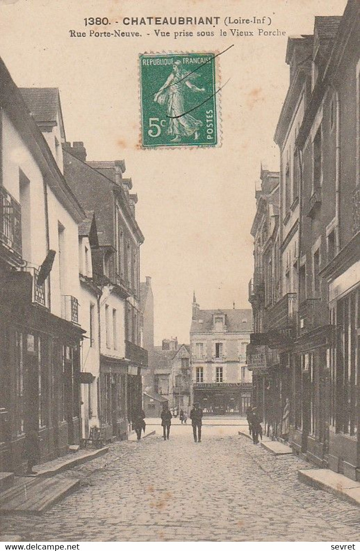 CHATEAUBRIANT. - Rue Porte-Neuve. - Vue Prise Sous Le Vieux Porche - Châteaubriant