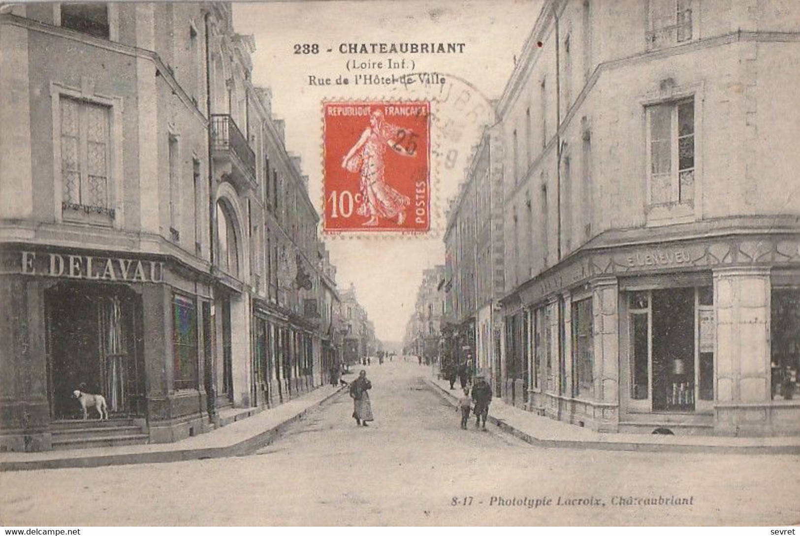 CHATEAUBRIANT. - Rue De L'Hôtel De Ville.Au 1er Plan Magasins E. DELAVAU Et E. LENEVEU. Carte Pas Courante - Châteaubriant