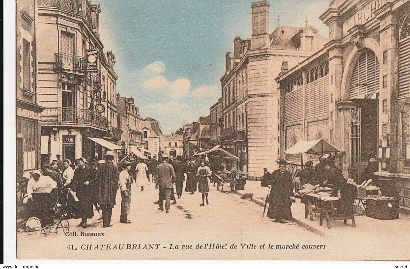 CHATEAUBRIANT. - La Rue De L'Hôtel De Ville Et Le Marché Couvert. Belle Animation - Châteaubriant