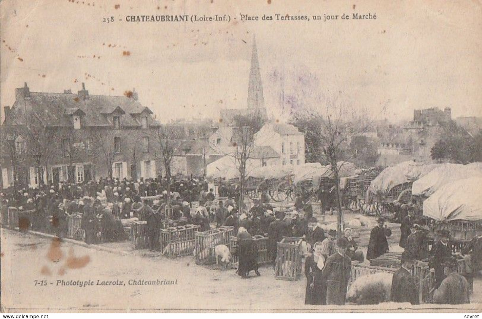 CHATEAUBRIANT. - Place Des Terrasses Un Jour De Marché . Belle Animation - Châteaubriant