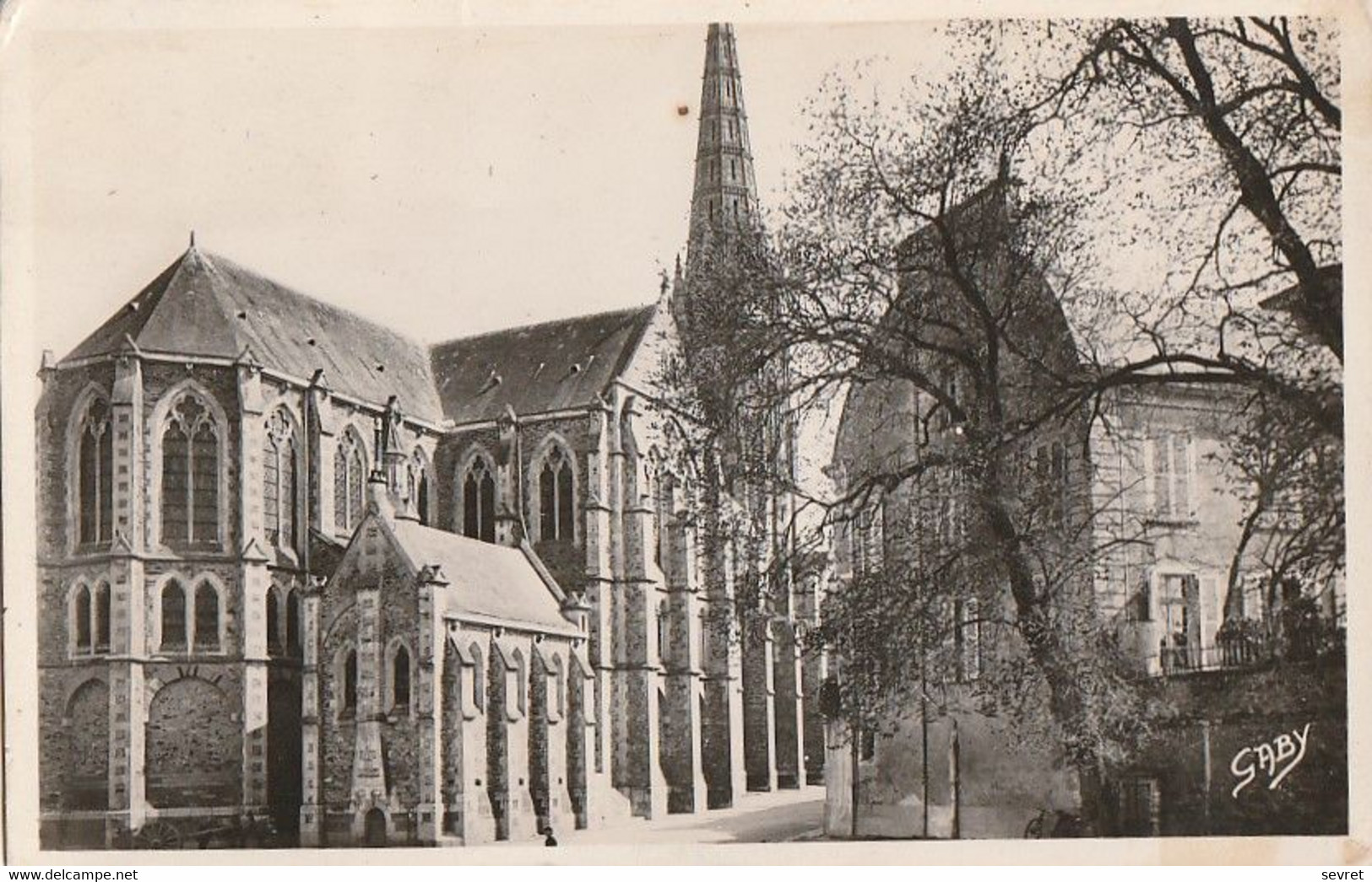 CHATEAUBRIANT. - Rue De L'Eglise Et L'Eglise St-Nicolas - Châteaubriant