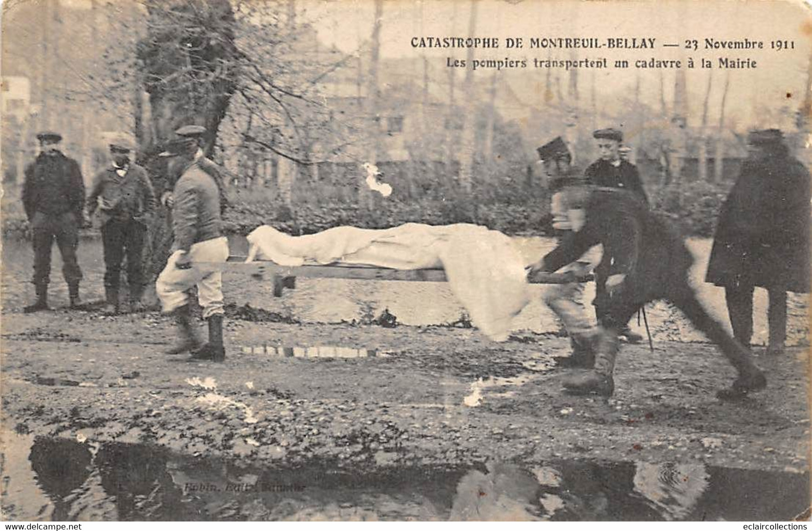 Montreui Bellay     49     Catastrophe Chemin Fer 1911.  Pompiers Transportant Un Cadavre     (voir Scan) - Montreuil Bellay