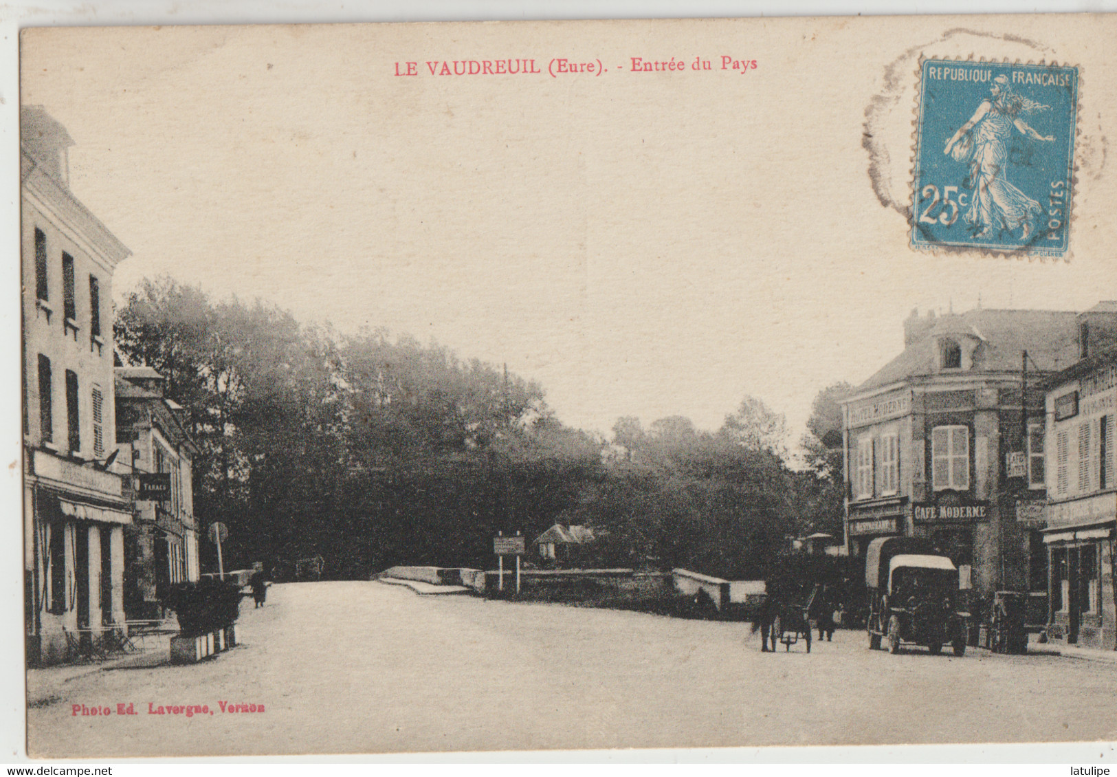 Le Vaudreuil  27   L'Entrée Du Pays -Route Bien Animée-Attelage-Camion-Café-Tabac-en Face Café Et Restaurant - Le Vaudreuil