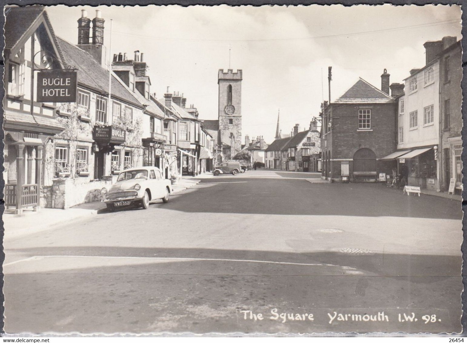 Royaume-uni    CPSM  De YARMOUTH   The Square   Non écrite    Animée Avec VOITURES - Great Yarmouth