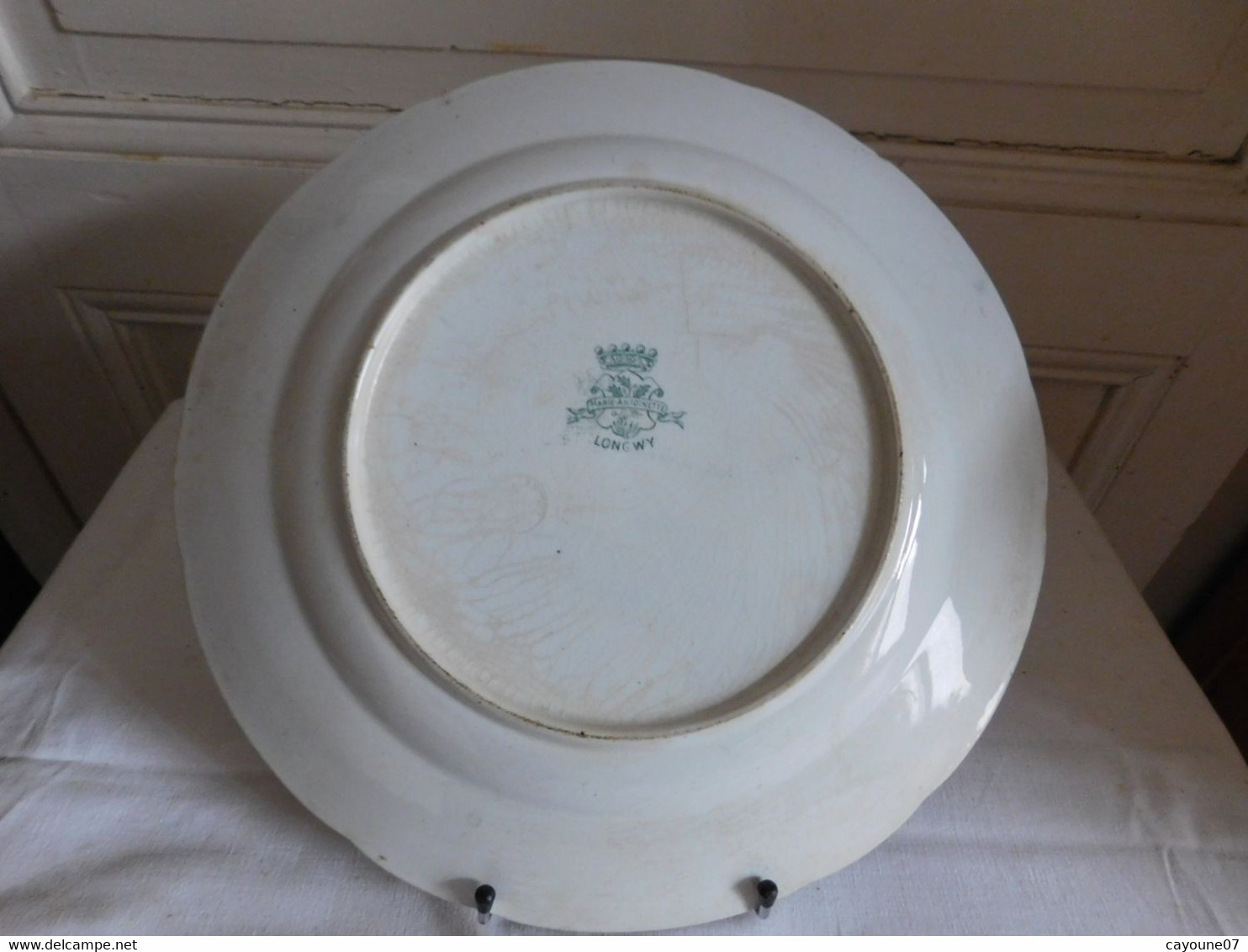 Longwy ancien plat de service rond en faïence modèle Marie Antoinette guirlandes florales