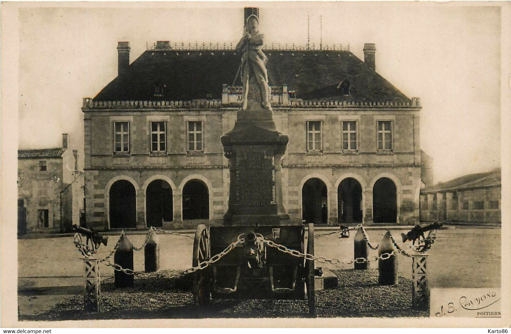 Neuville De Poitou * Carte Photo * La Place De La Mairie Et Le Monument Aux Morts * Photographe Raymond à Poitiers - Neuville En Poitou