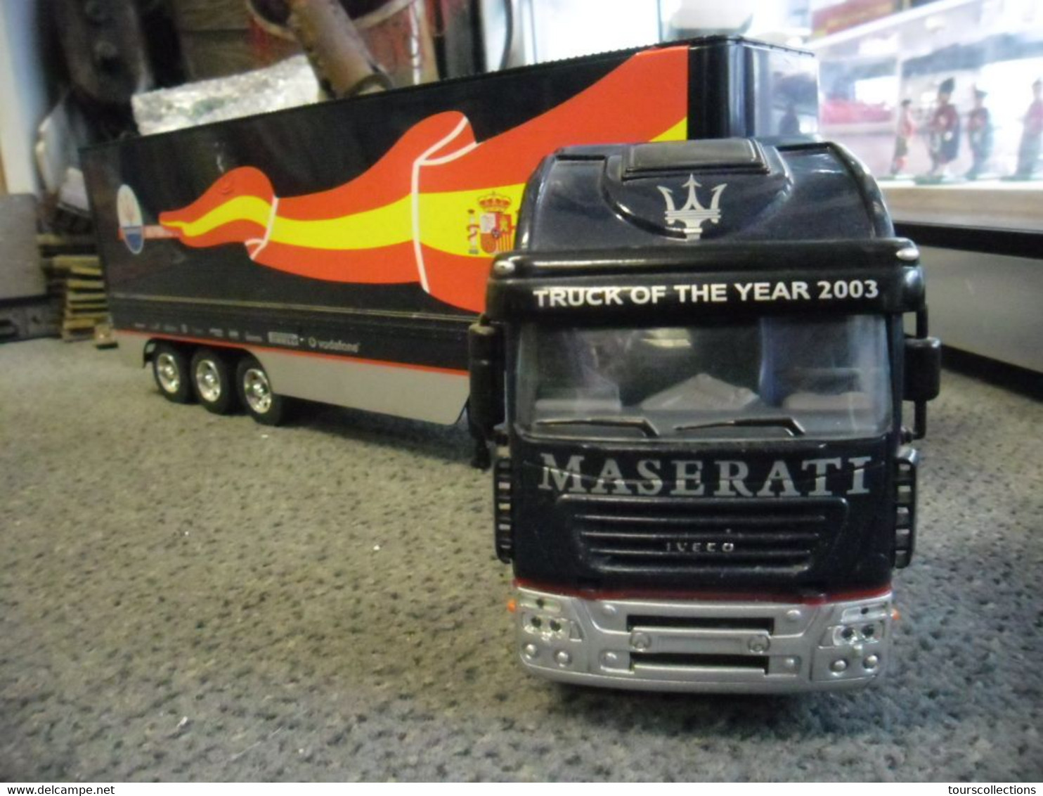 CAMION SEMI REMORQUE 1:32 IVECO 480 Sponsort Team MASERATI Truck Of The Year 2003 état Occasion New Ray Sans Boite - Massstab 1:32