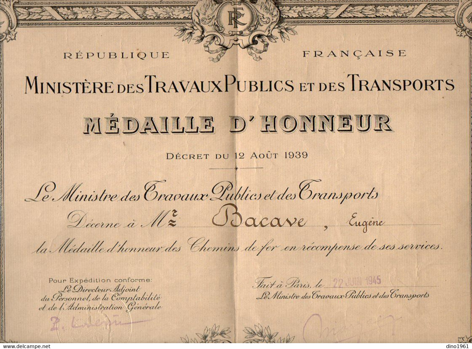VP17.948 - PARIS 1945 - RF - Diplôme - Médaille D'Honneur Des Chemins De Fer - Mr Eugène BACAVE - Diplômes & Bulletins Scolaires