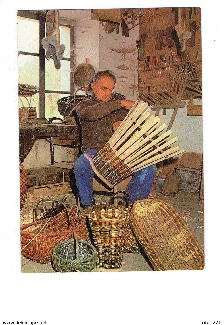 Cpm - Vieux Métiers De Montagne - La Vie Au Village LE VANNIER Homme Panier Peau De Lapin Outil Tournevis - Artesanal