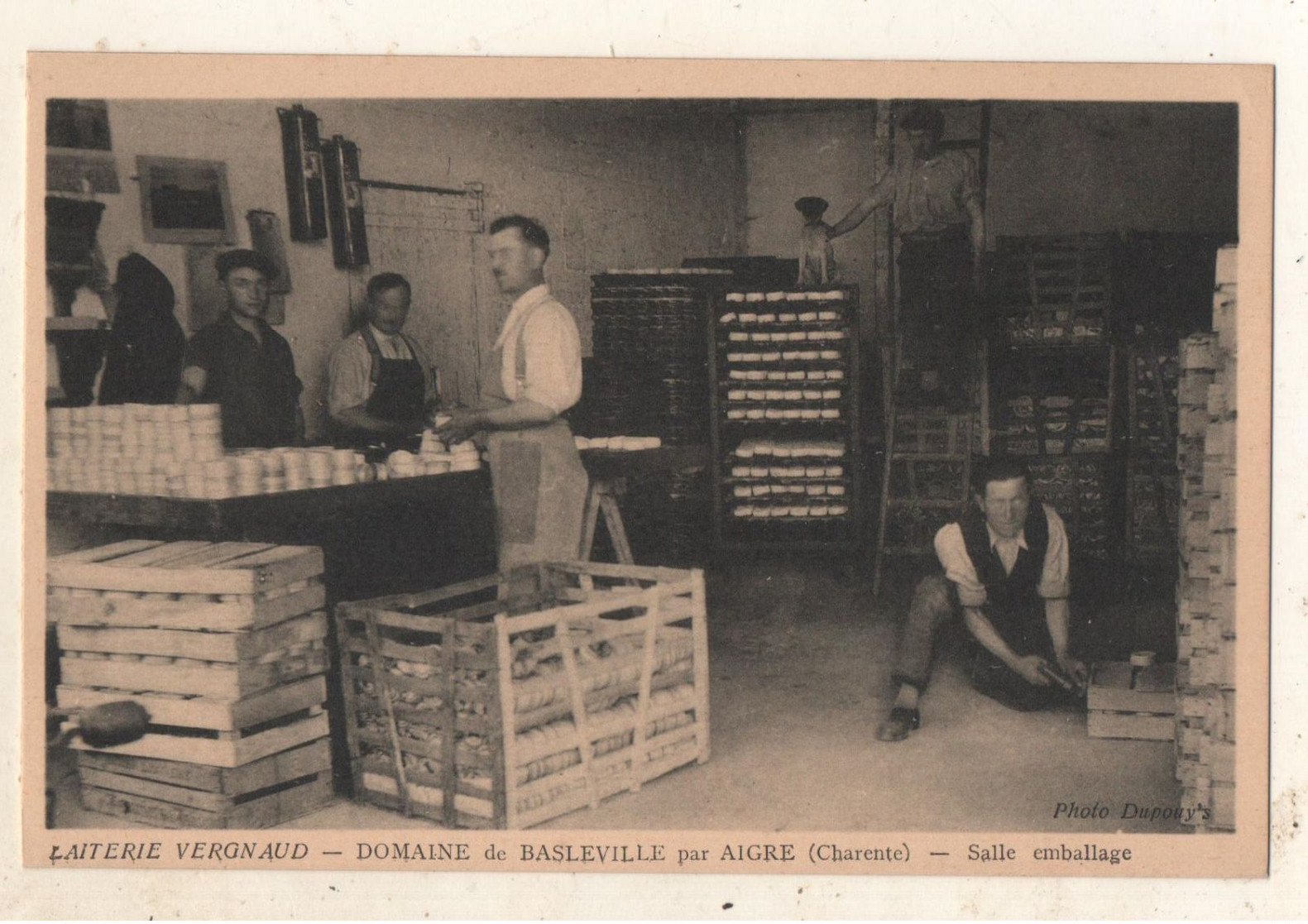 LAITERIE VERGNAUD DOMAINE De BASLEVILLE Par AIGRE  ( Charente ) Salle Emballage - Autres & Non Classés
