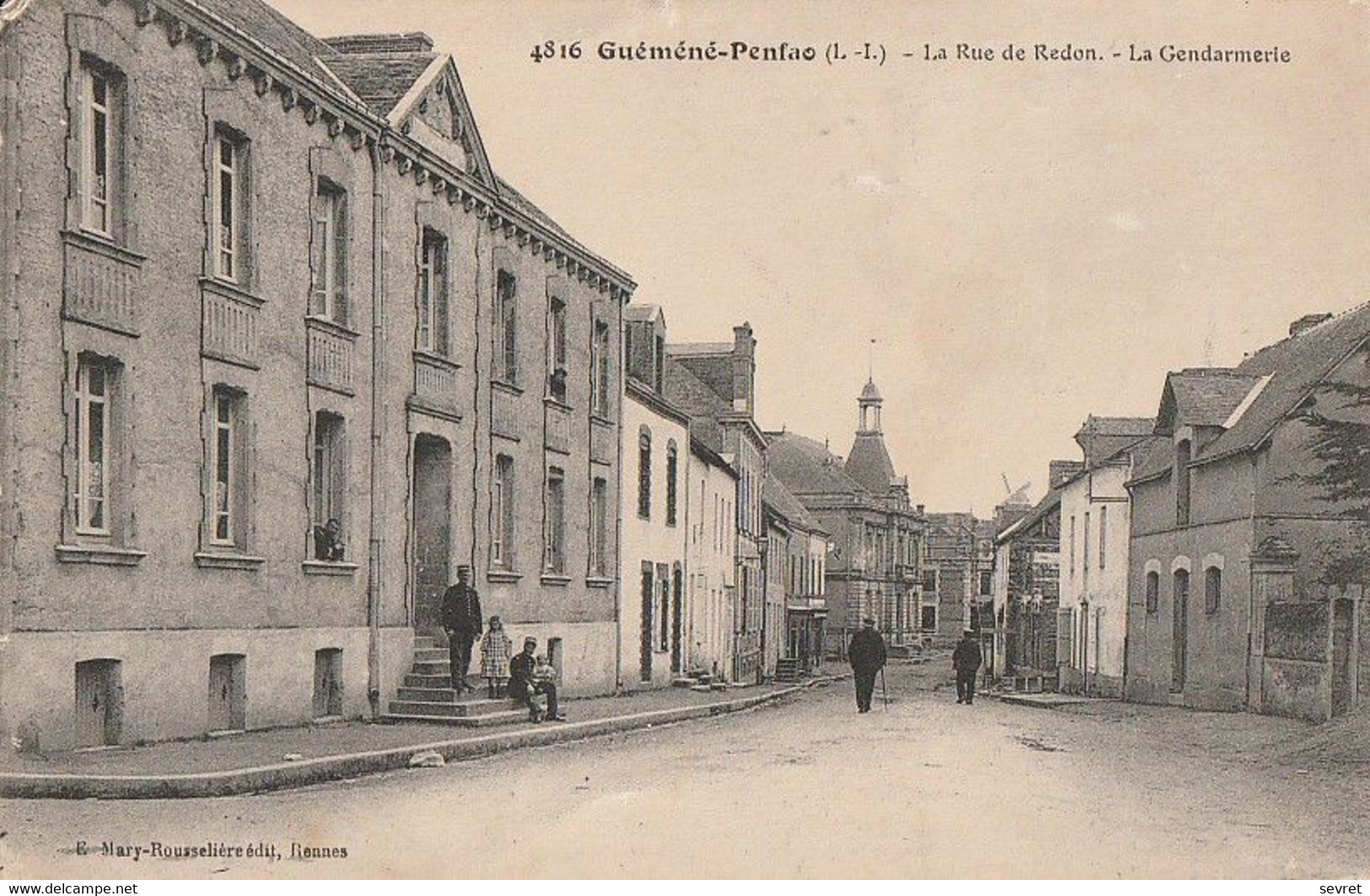 GUEMENE-PENFAO. - La Rue De Redon - La Gendarmerie. Cliché Pas Courant - Guémené-Penfao