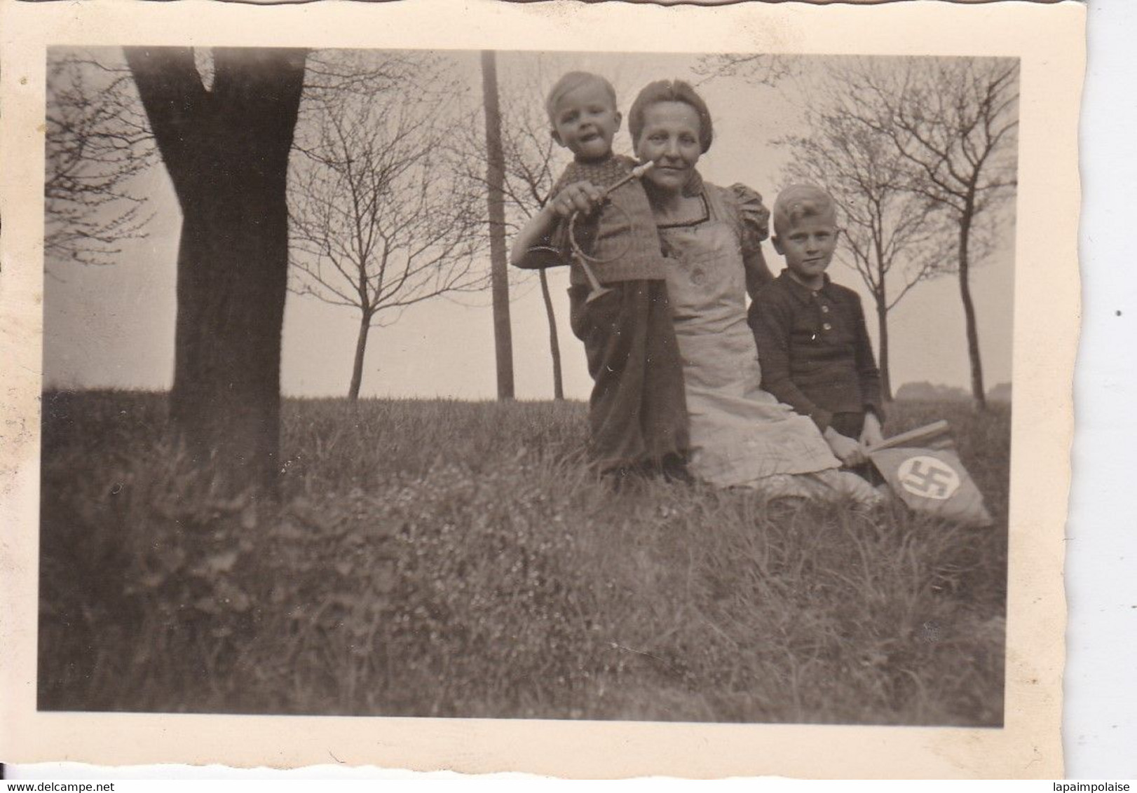 Photo  Allemagne Dortmund  WW2  Famille Allemande Enfants Avec Drapeau Allemand Et Trompette  Ref 2759 B - Guerre, Militaire