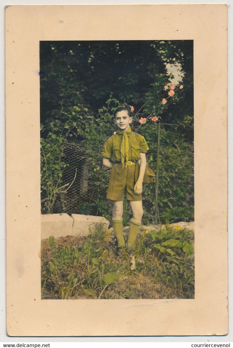 SCOUTISME / Carte Postale Photo - "Souvenir De Mon Filleul" En Uniforme De Scout, Dans Un Jardin - Movimiento Scout