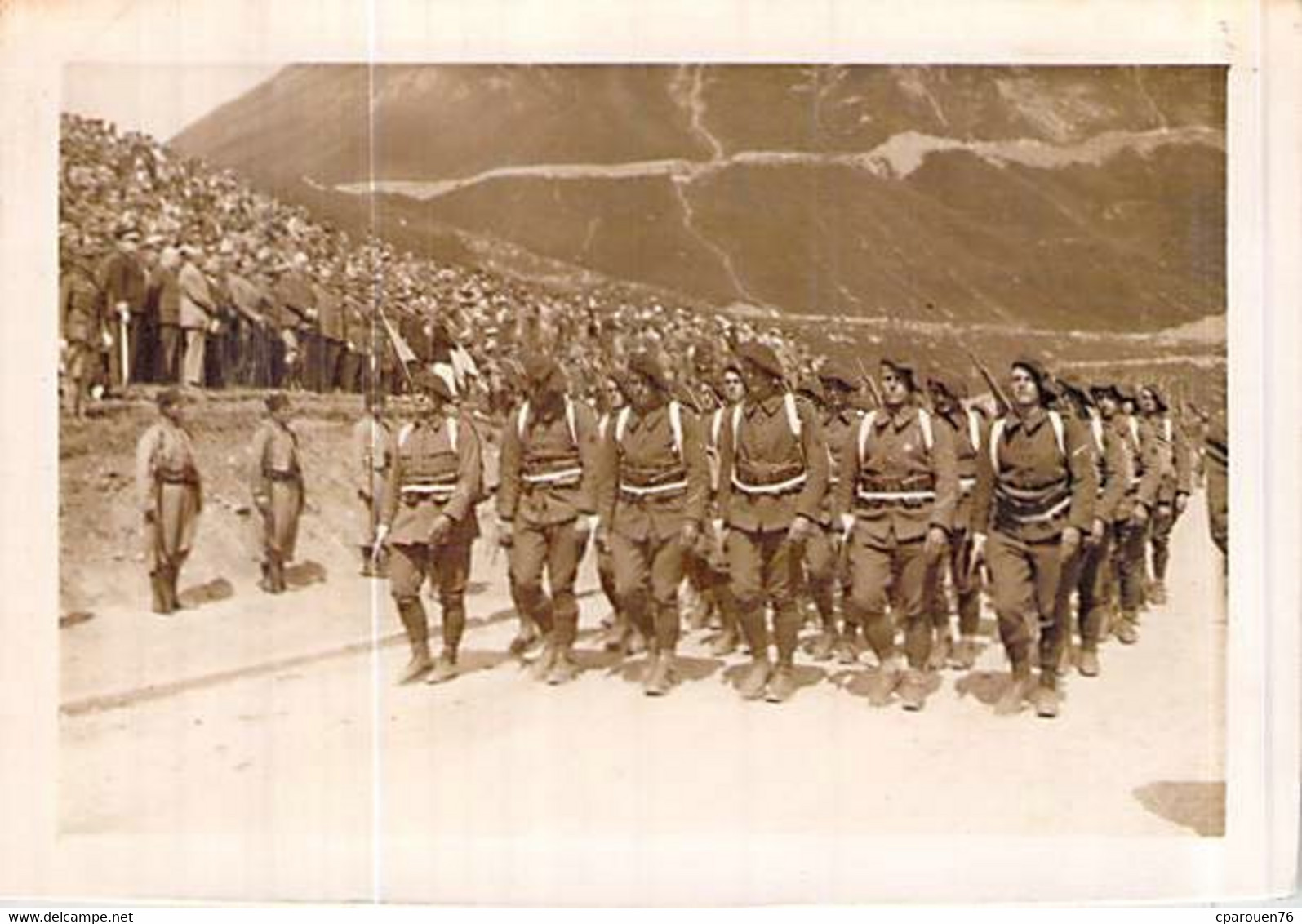 Photo Ancienne Un Régiment De Chasseurs Alpins Défile Aux Manoeuvres Du Galibier En 1938 - Guerra, Militares