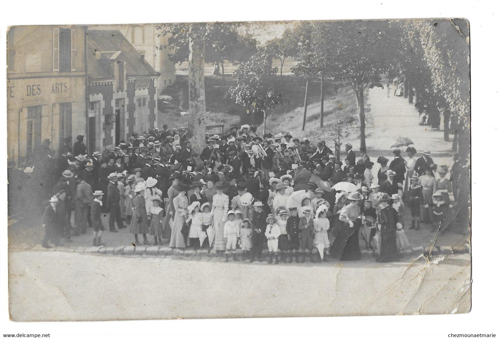 A LOCALISER - LE CAFE DES ARTS ET LE CORDONNIER PERCHERON - PLAQUE "BIERE SCHMETZ" - FANFARE - CARTE PHOTO - Cafés