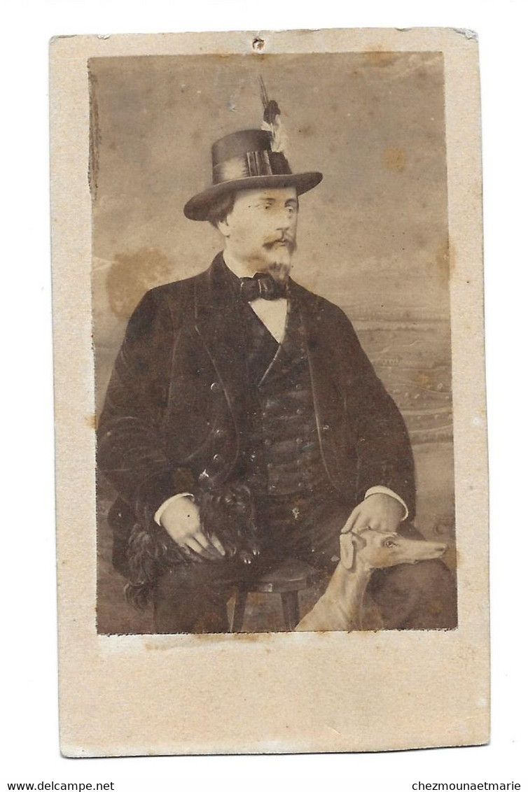 BAVAROIS AUTRICHIEN? HOMME POSANT AVEC DES CHIENS DONT UN LEVRIER - CDV PHOTO - Old (before 1900)