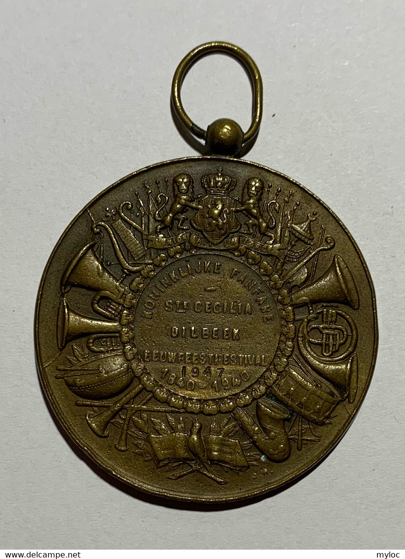 Médaille Bronze Avec Bélière. Léopold III. Koninklijke Fanfare St. Cecilia Dilbeek. Eeuwfeestfestival 1840-1940. B. Ray - Professionali / Di Società