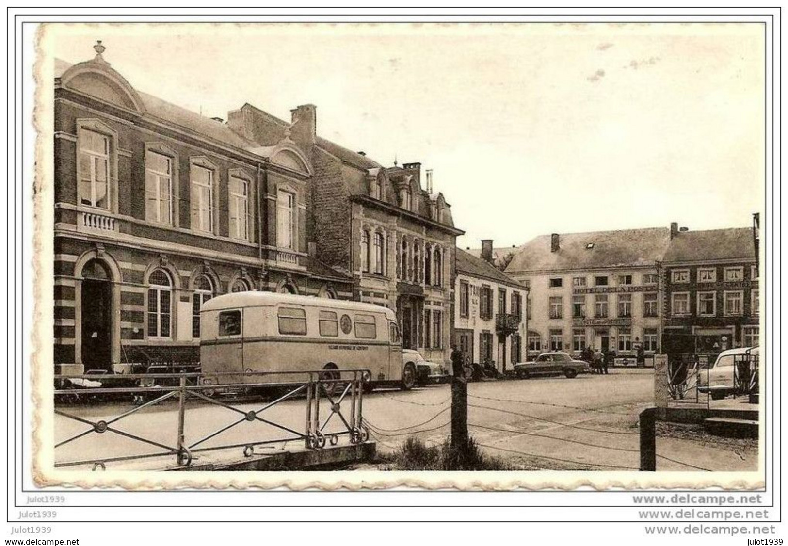 GEDINNE ..-- La Grand' Place . CAR DE L' ONE !! . Vers KONINGSLOO . Voir Verso . - Gedinne