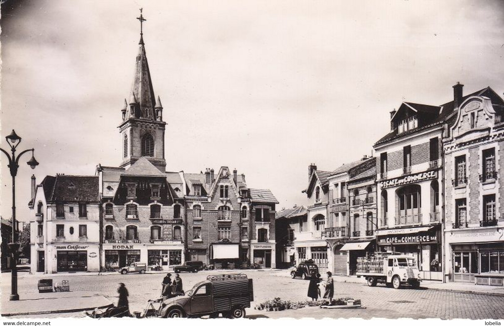 CHAUNY -  La Place De L'Hôtel De Ville - 1951 - 2 Cv Camionnette, Commerces Kodak, Magasin De Jouets, Coiffeur... - Chauny