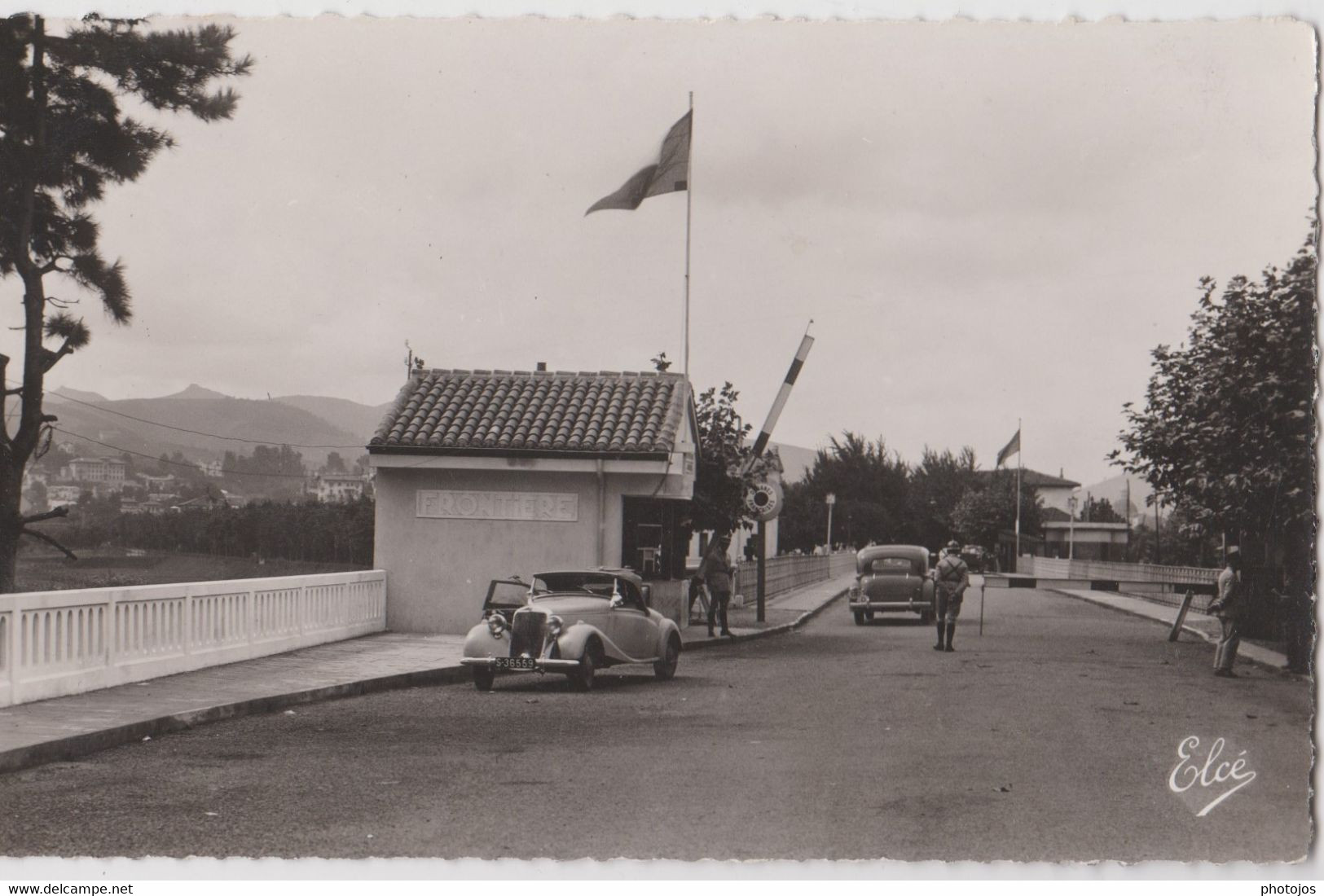 CPSM  Automobile Douane  Hendaye (64) Voiture De Sport (Salmson ?) Au Pont International Frontière France Espagne   Elcé - Douane