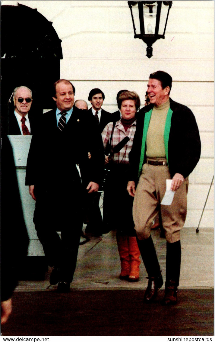 President Ronald Reagan Returning From Horseback Riding At Quantico Virginia 25 March 1981 - Presidentes