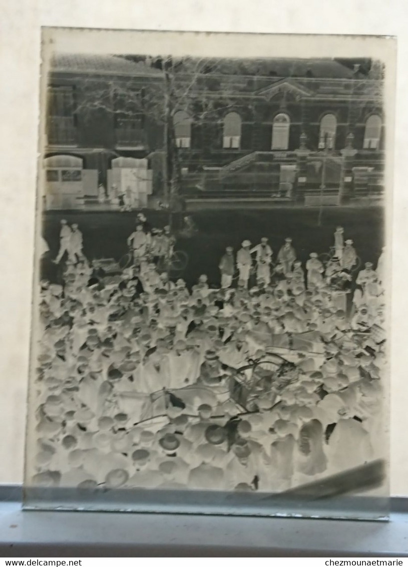 A LOCALISER - MANIFESTATION DEVANT LA BANQUE CAISSE D EPARGNE - PASSAGE DE CALECHES - PLAQUE DE VERRE PHOTO - Glasplaten