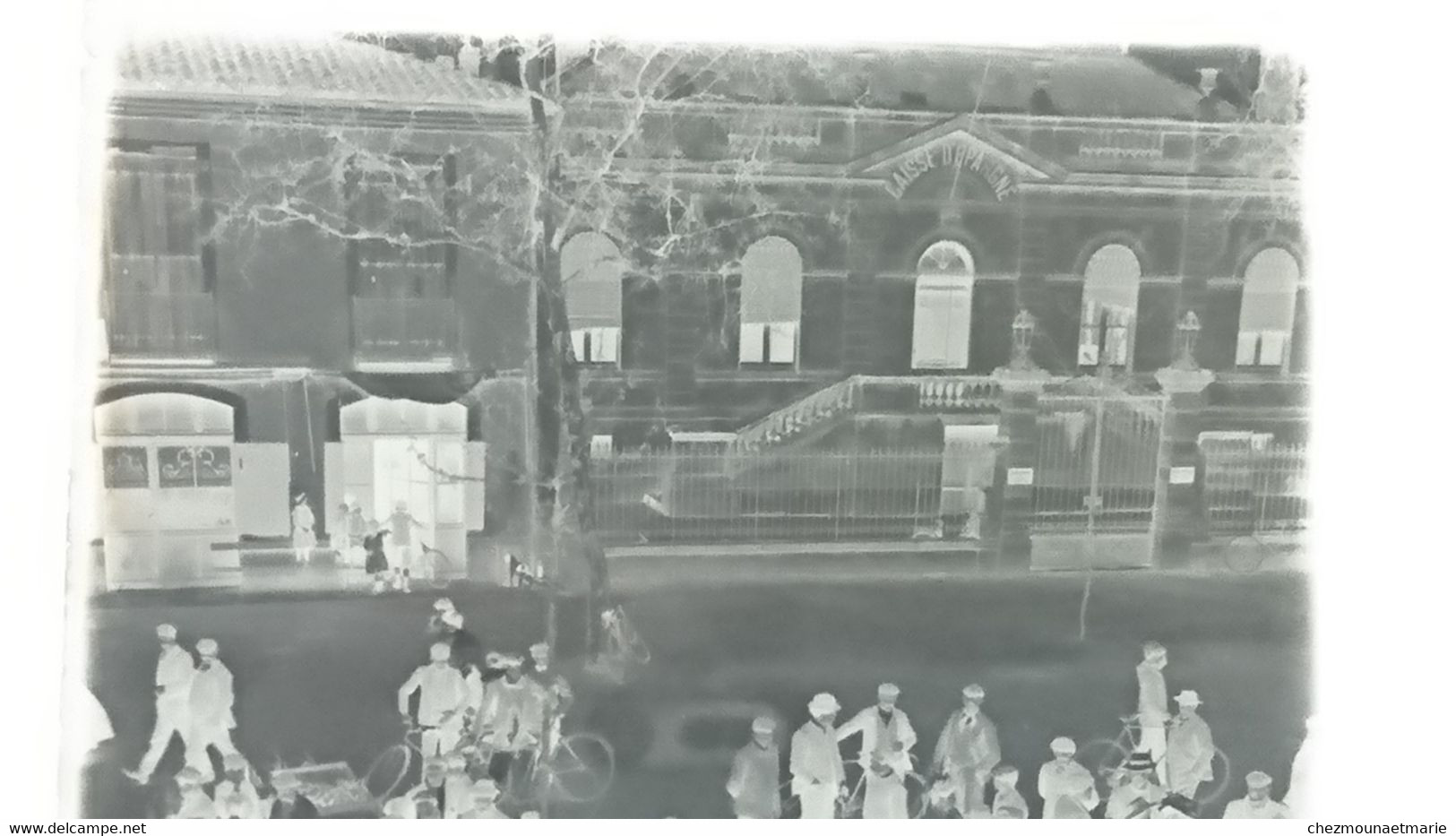 A LOCALISER - MANIFESTATION DEVANT LA BANQUE CAISSE D EPARGNE - PASSAGE DE CALECHES - PLAQUE DE VERRE PHOTO - Glass Slides