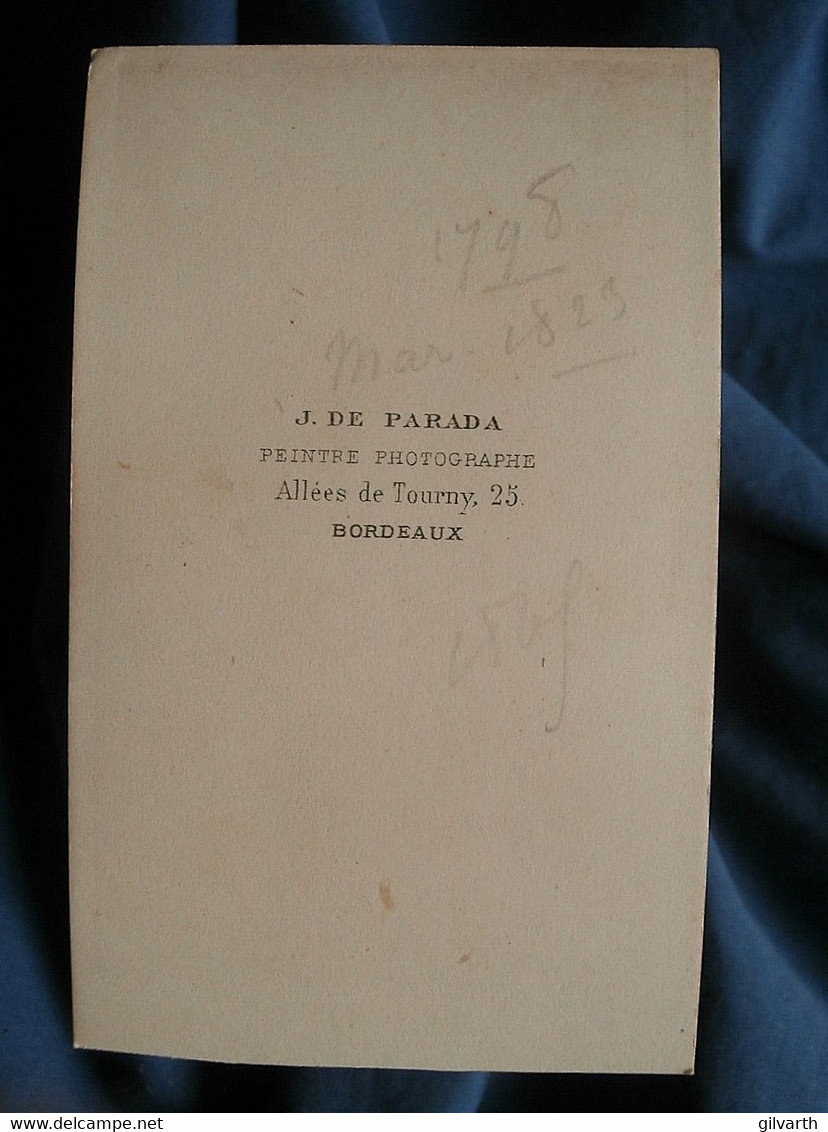 Photo CDV De Parada à Bordeaux  Femme âgée Assise  Belle Robe, Coiffe, Châle  Sec. Empire  CA 1865 - L532 - Alte (vor 1900)