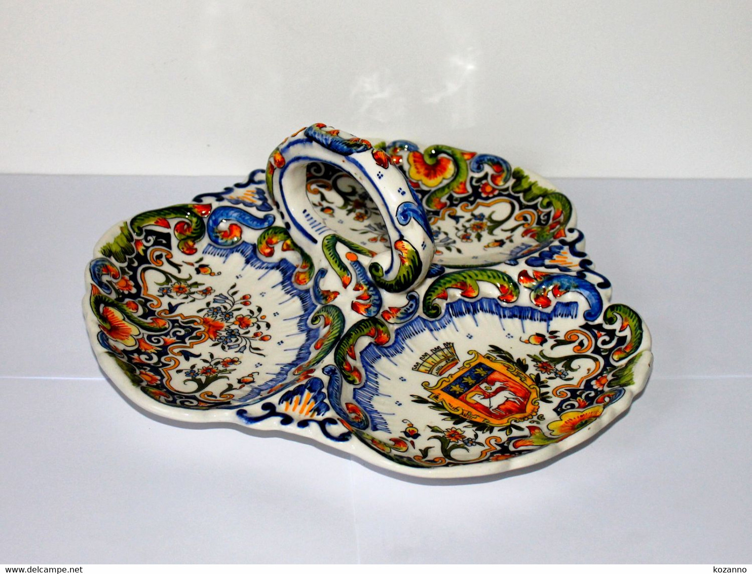 RARE TRES JOLIE MENDIANT PRESENTOIRE PLAT  ROUEN FAIT MAIN - EN FAIENCE DECOR FLORAL BLASON XXe   - H:11cm  D:30cm - Rouen (FR)