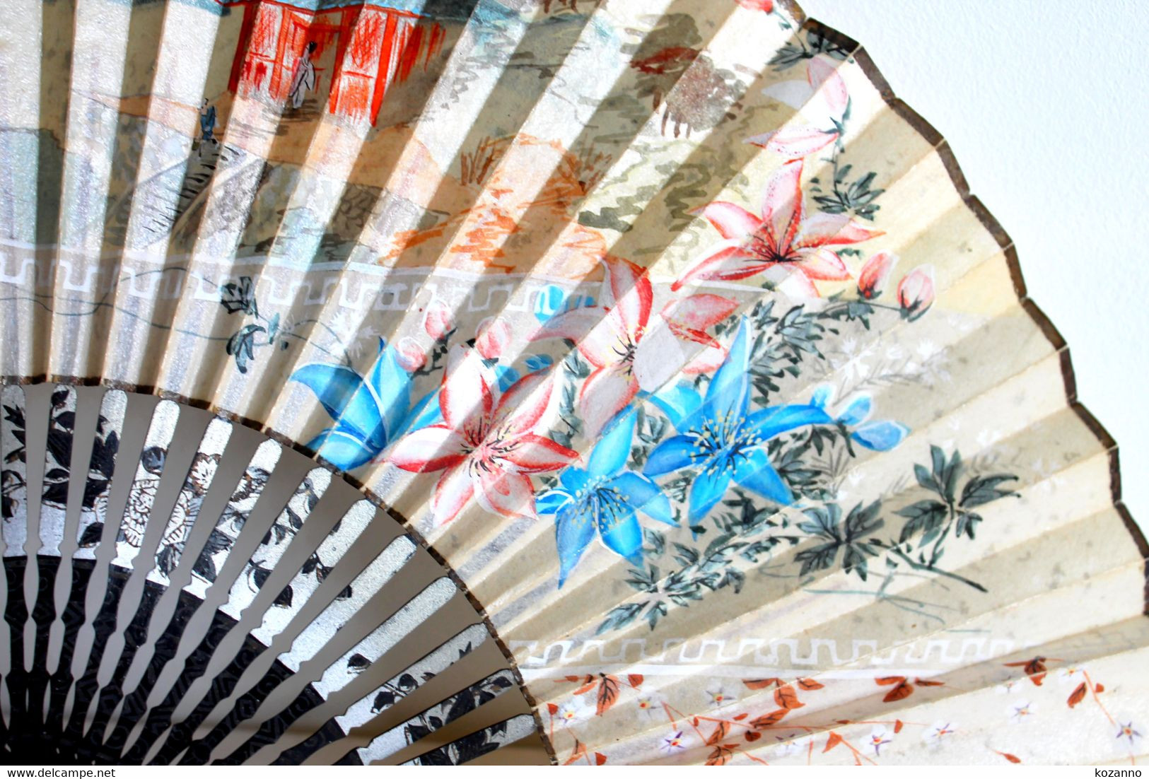 CHINE EVENTAIL ANCIEN - BOIE LAQUE NOIR - SCENE PEINTE GOUACHE PAGODE XXe H:21cm - Fans