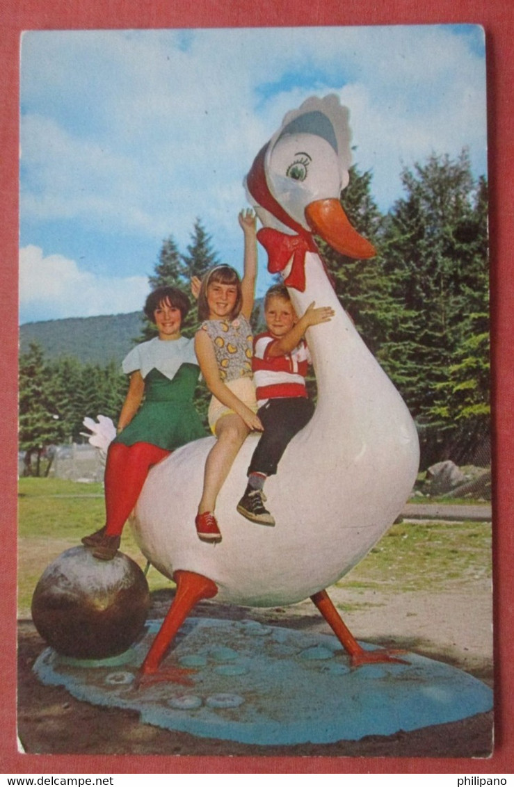 Figure Of Mother Goose Santa Village  Jefferson New Hampshire          Ref 4610 - Sonstige & Ohne Zuordnung