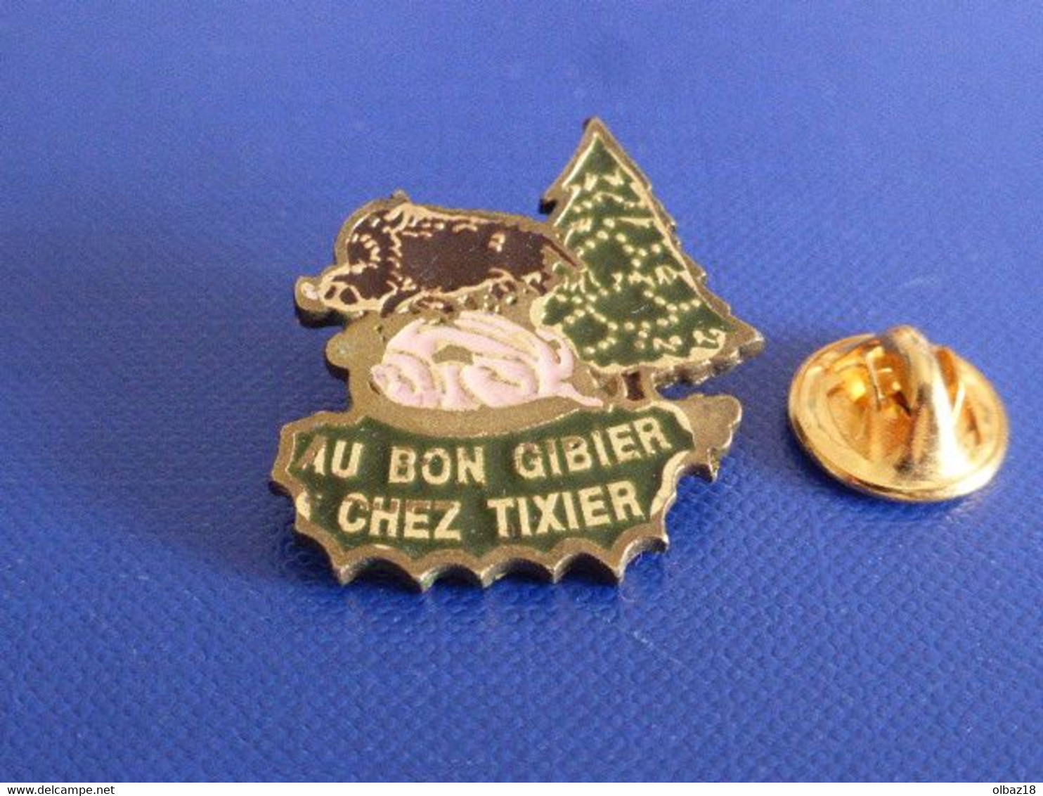 Pin's Au Bon Gibier Chez Tixier - Boucherie Boutique Alimentation Sanglier Sapin Cochon (VA20) - Levensmiddelen