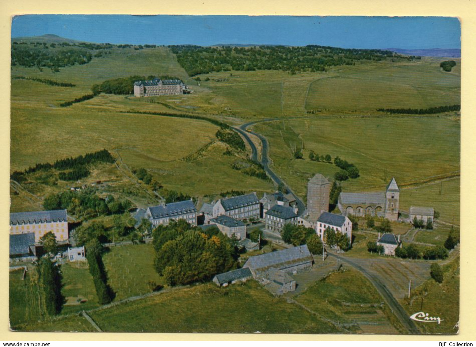 12. AUBRAC – Vue Aérienne – Le Village Et La Résidence (voir Scan Recto/verso) - Sonstige & Ohne Zuordnung