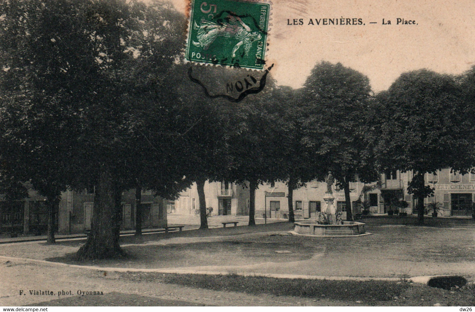 Les Avenières (Isère) La Place, La Fontaine - Edition F. Vialatte - Les Avenières