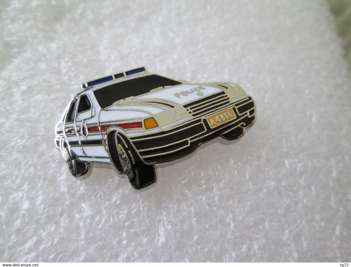 PIN'S   OPEL  VECTRA  POLICE  LUXEMBOURG   Email Grand Feu  DEHA - Opel