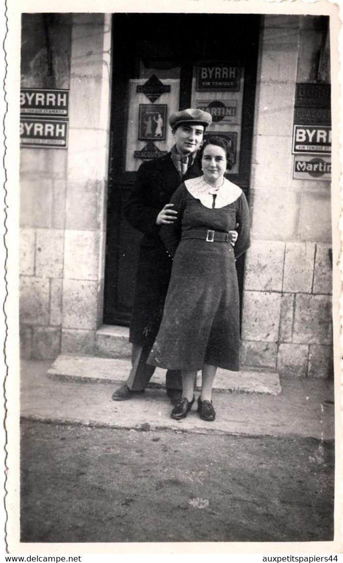 Photo Originale Jeune Couple Posant Devant La Porte D'un Café Aux Plaques Publicitaires Byrrh, Martini & Autre Vers 1930 - Voorwerpen