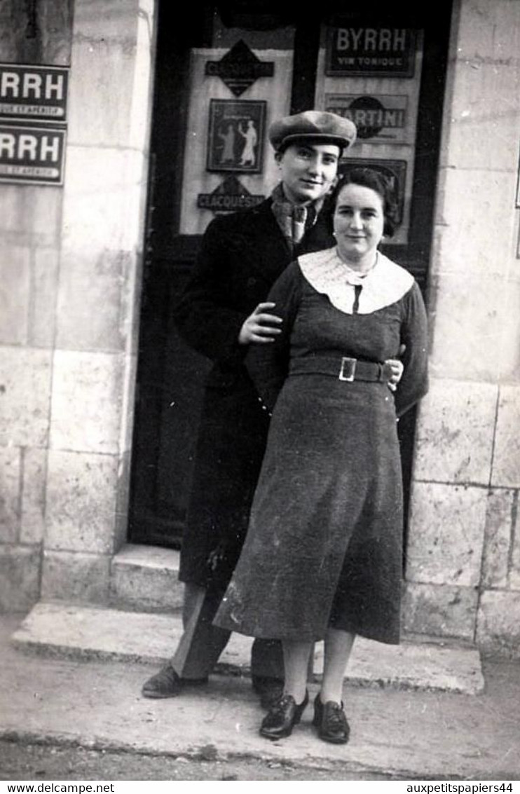 Photo Originale Jeune Couple Posant Devant La Porte D'un Café Aux Plaques Publicitaires Byrrh, Martini & Autre Vers 1930 - Voorwerpen