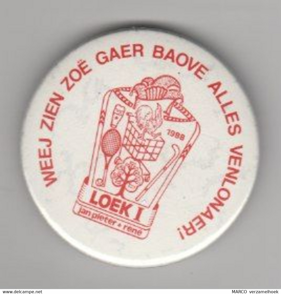 Pin-speld-button Weej Zien Zoë Gaer Baove Alles Venlonaer! Carnaval Venlo 1988 Hockey-tennis Loek1 - Fasching & Karneval