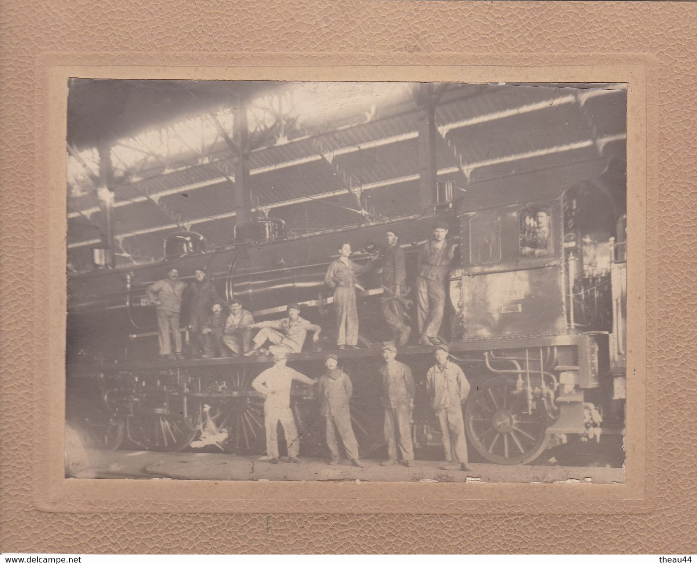 Cliché Albuminé D'un Groupe De Cheminots Sur Une Locomotive Dans Un Atelier - Train, Gare, Chemin De Fer - Voir Descript - Materiale