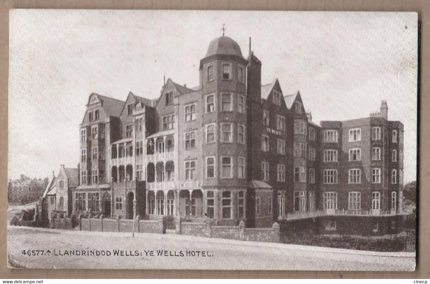 CPA PAYS DE GALLES - LLANDRINDOD WELLS - Ye Wells Hotel - TB PLAN Etablissement Et Sa Façade + Rue - Radnorshire