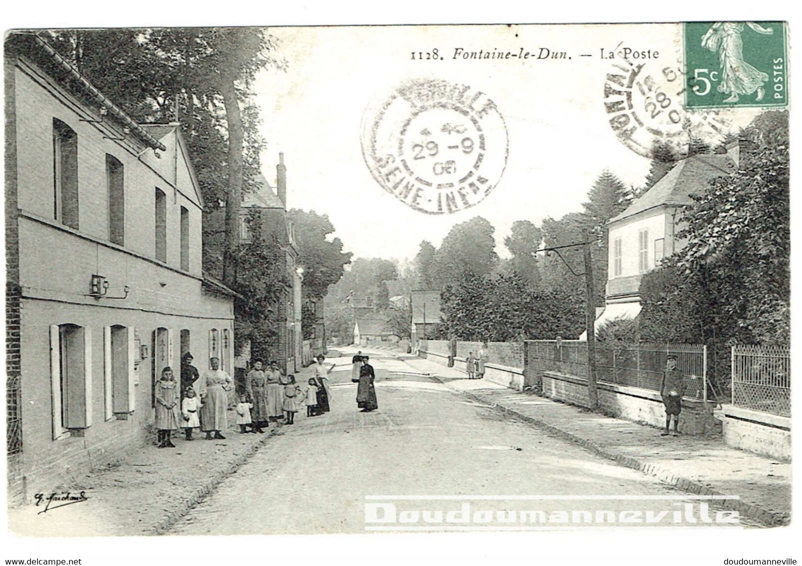 CPA - 76 - FONTAINE LE DUN - Familles Devant La Poste Télégraphe - Administration - PTT - Télécommunication - Fontaine Le Dun