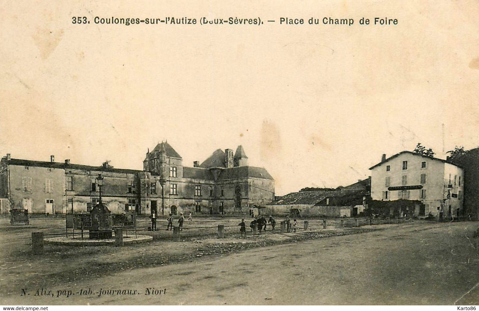 Coulonges Sur L'autize * Place Du Champ De Foire * Pissotières - Coulonges-sur-l'Autize