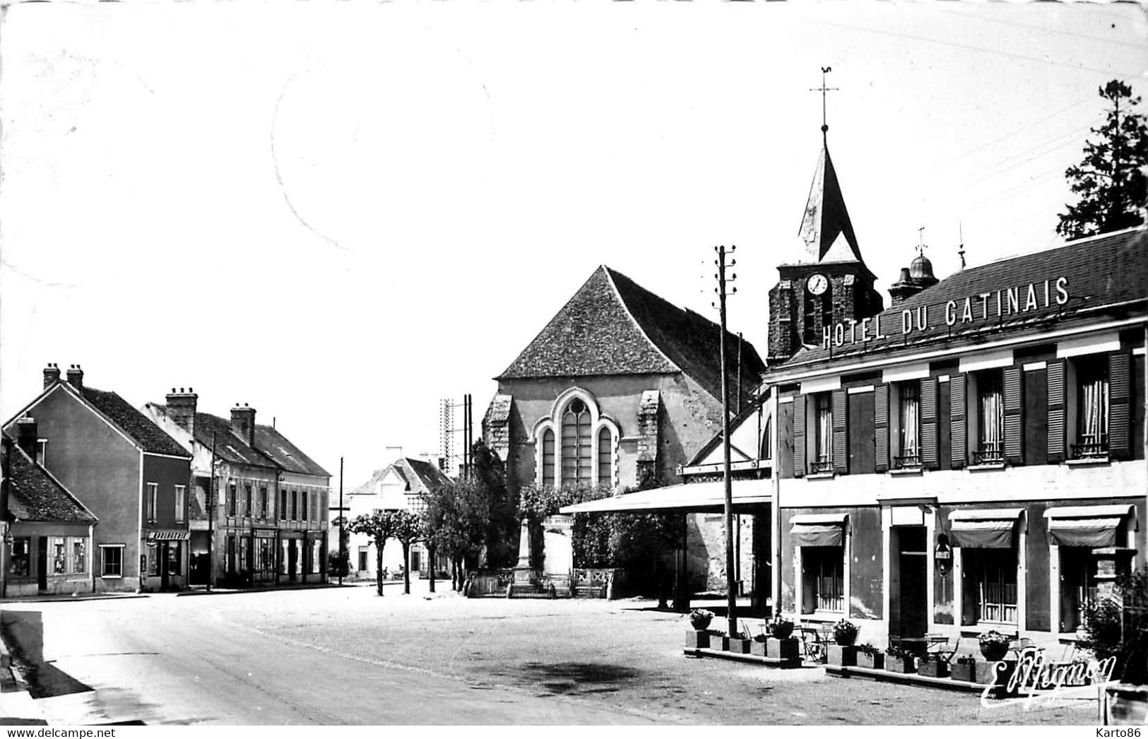 St Valerien * La Place Du Marché * Hôtel Du Gatinais * Horlogerie - Saint Valerien