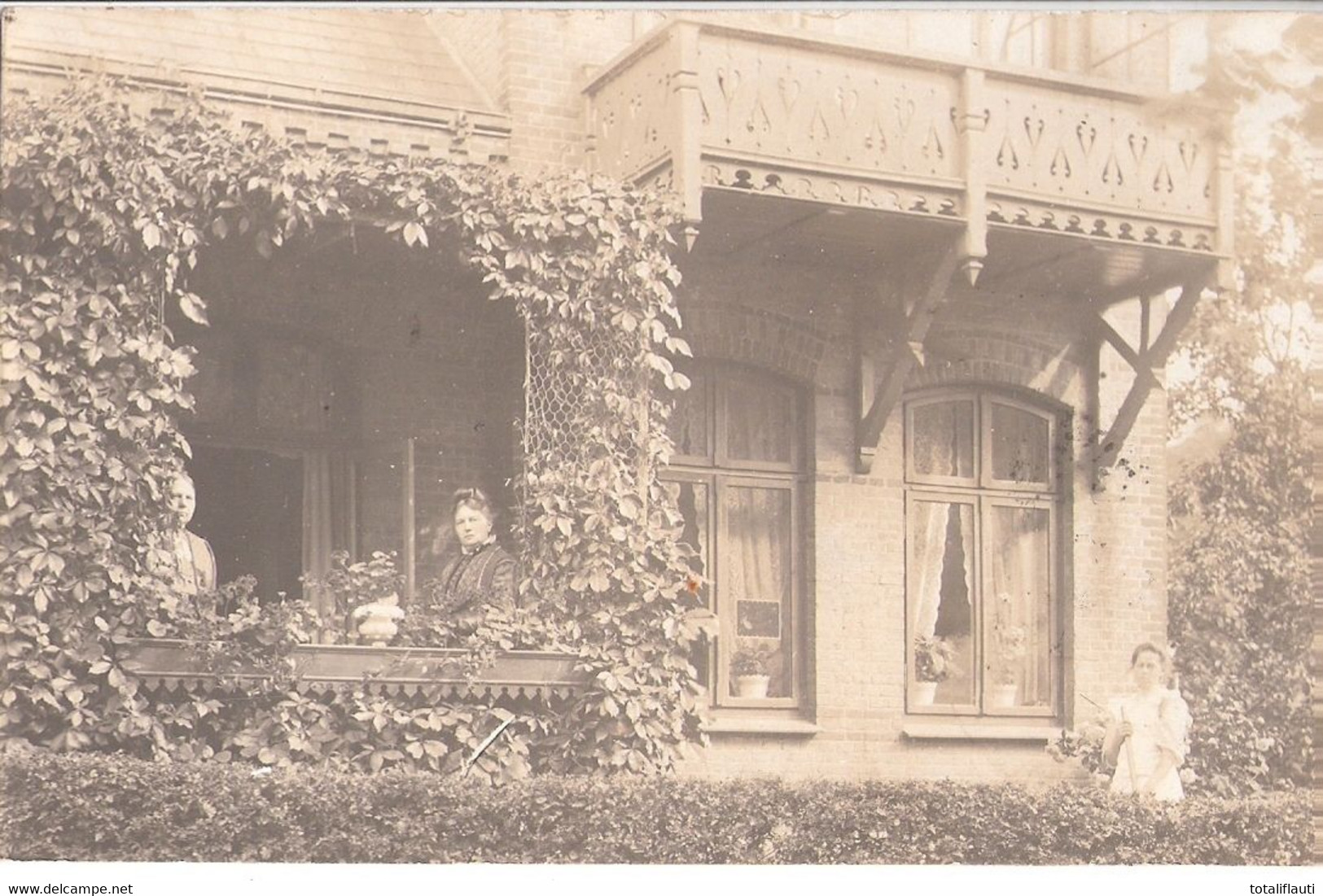 GLÜCKSBURG Ostsee Original Private Fotokarte Efeuberankte Villa Belebt  Gelaufen 9.8.1909 Innerhalb Der Stadt - Gluecksburg