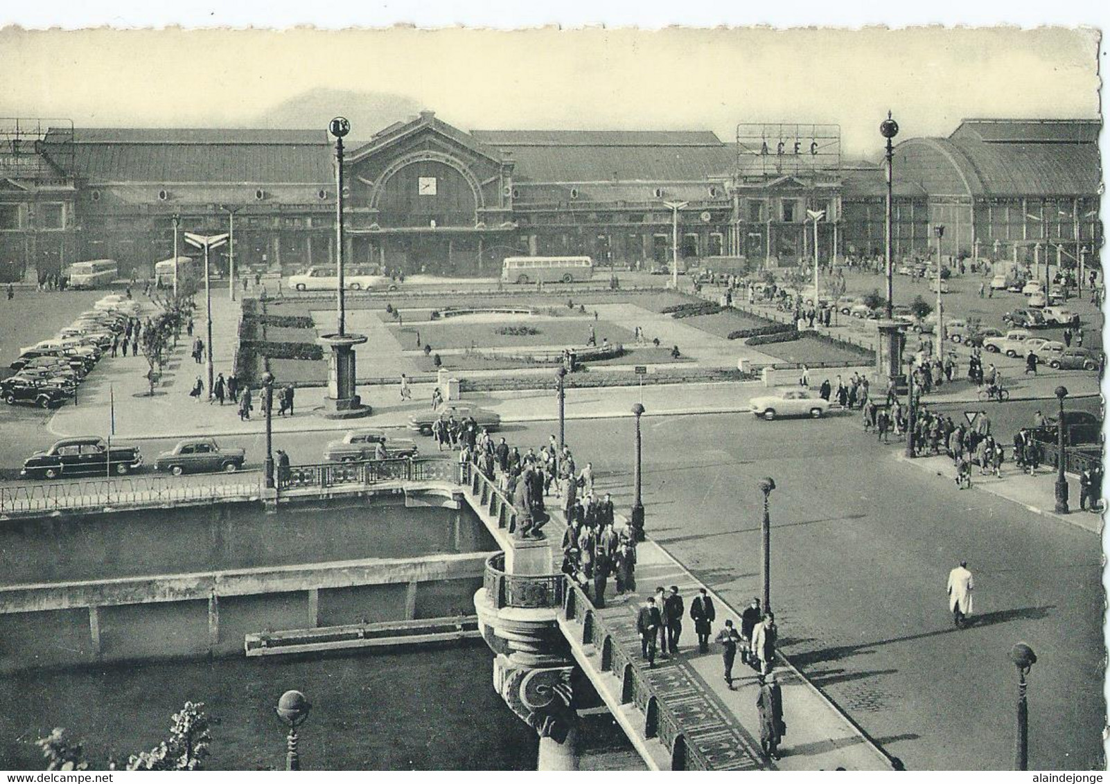 Charleroi - La Gare Du Sud Et La Place - Charleroi