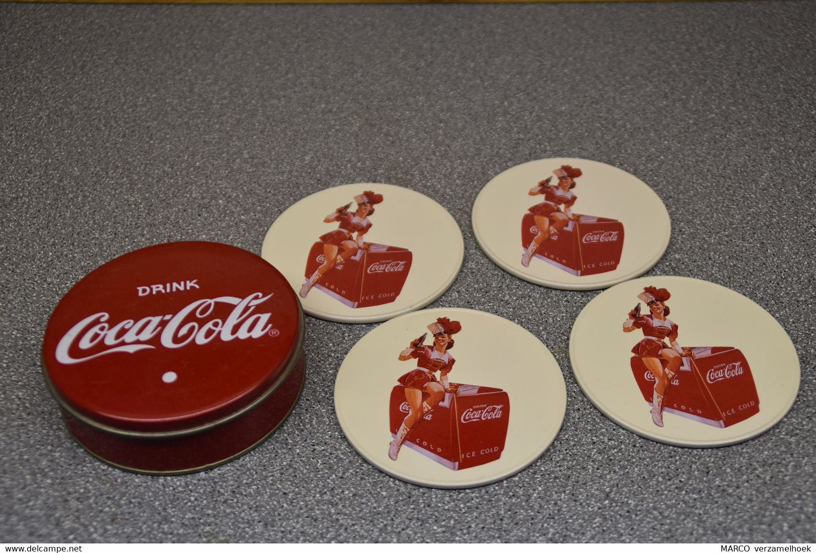 Coca-cola Company Onderzetter-biervilt-beermat With Box Pin Up - Sous-verres