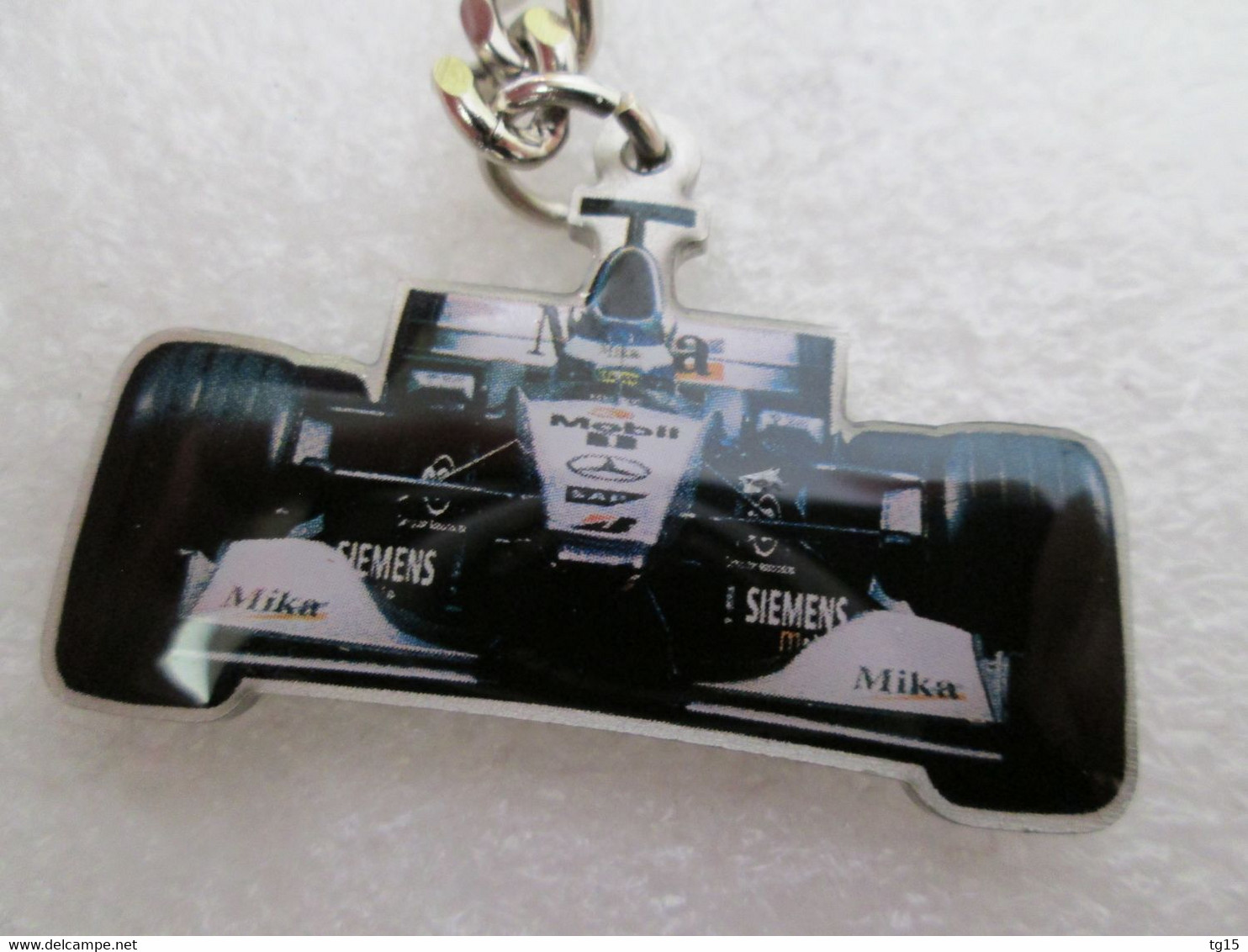 NO PIN'S    PORTE CLÉ  MERCEDES BENZ   FORMULE 1  MIKA HAKKINEN   46x31mm   Longueur Totale 95mm - Mercedes