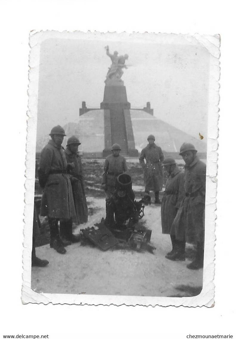 MINENWERFER OBUSIER - SOLDATS DEVANT UN MONUMENT AUX MORTS OSSUAIRE DE NAVARIN -  PHOTO MILITAIRE - Guerra, Militari